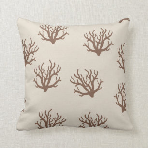 Almohada coralina del modelo del moreno y de Brown