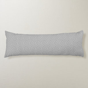 Almohada corporal con elegante patrón griego gris