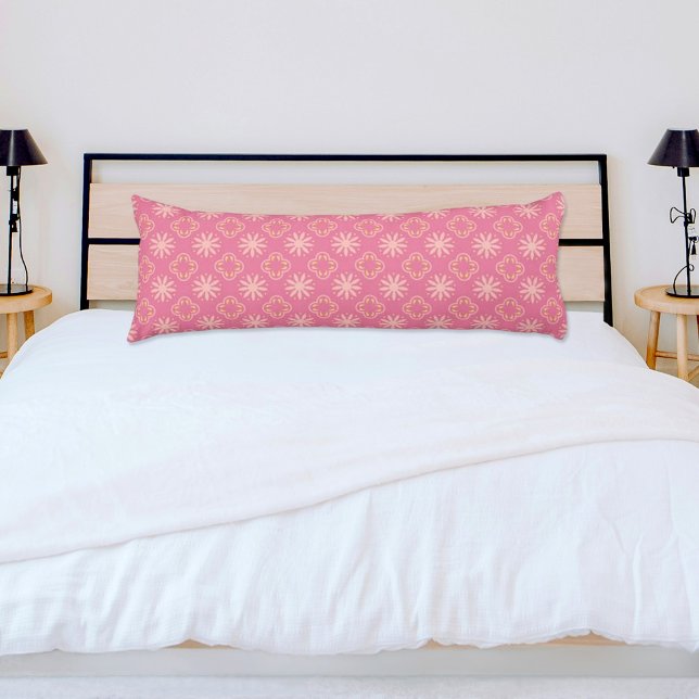 Almohada corporal con patrón de flores rosadas (Subido por el creador)