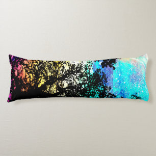 Almohada corporal de árboles negros y espacio colo