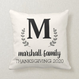 Almohada crema con familia personalizada inicial