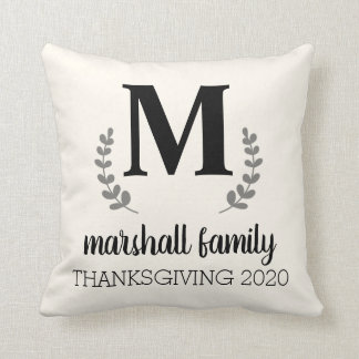 Almohada crema con familia personalizada inicial