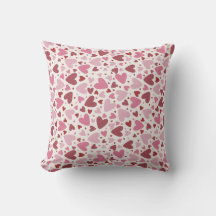 Almohada cuadrada con patrón de corazones esbozado