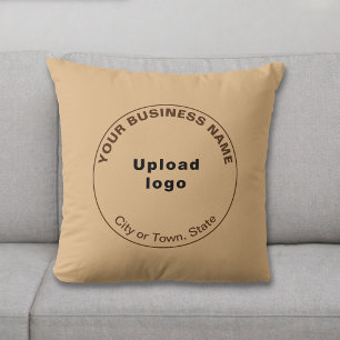 Almohada cuadrada marrón claro de marca comercial