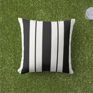 Almohada cuadrada moderna en blanco y negro