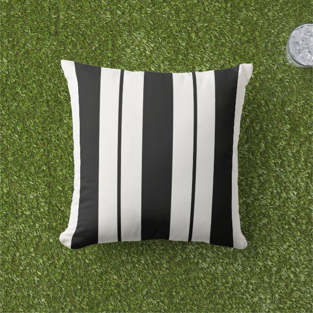 Almohada cuadrada moderna en blanco y negro (Césped)