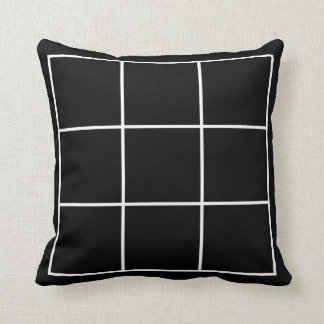 almohada cuadrada negra y blanca