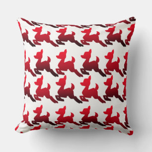 Almohada cuadrada roja y blanca con envoltorio de