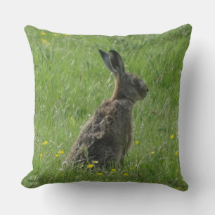 Almohada Cute Hare en hierba