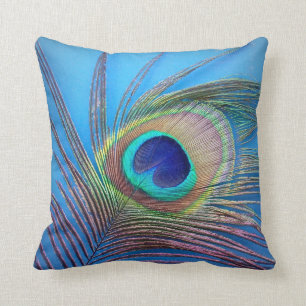 Almohada de acento azul con pluma de pavo real