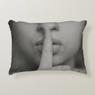 Almohada de acento blanco y negro