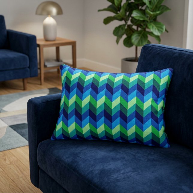 Almohada de acento con chevrones ombre azul verde (Blue Green Ombre Chevrons Accent Pillow on a blue sofa in a modern style living room.)