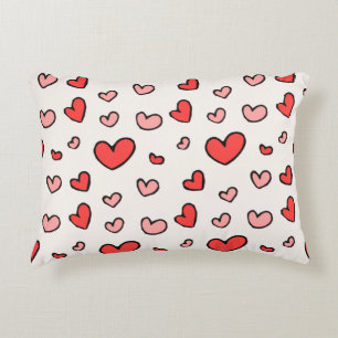 Almohada de acento con patrón de corazones rojos y