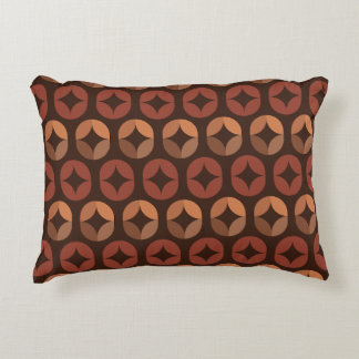 Almohada de acento con patrón de pétalos marrones