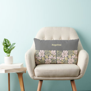 Almohada de acento con un diseño floral moderno.