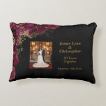 Almohada de acento de aniversario de boda floral d<br><div class="desc">Agregue un toque de romance a su decoración del hogar con nuestra “Almohada de acento de aniversario de boda floral de Borgoña”. Es un símbolo de amor duradero y celebración, y mejora su espacio vital, sino que también sirve como un recordatorio conmovedor de su día especial. Ya sea que esté...</div>