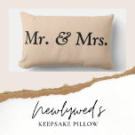 Almohada de acento de boda Sr Sra Blanco apagado<br><div class="desc">Esta almohada de Sr. y Sra. es la adición perfecta para tu cama de recién casados o sofá. Cuenta con un diseño delicado, de color blanco apagado con texto negro que dice "Sr." y "Sra." en tipografía elegante. Una forma encantadora de mostrar tu estado de relación mientras lo mantienes con...</div>
