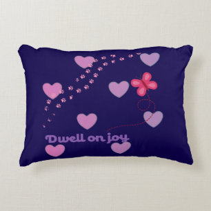 almohada de acento de corazones y huellas de patas