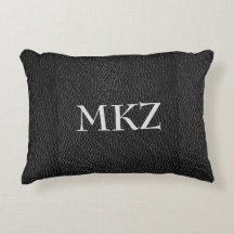 Almohada de acento de cuero negro con monograma