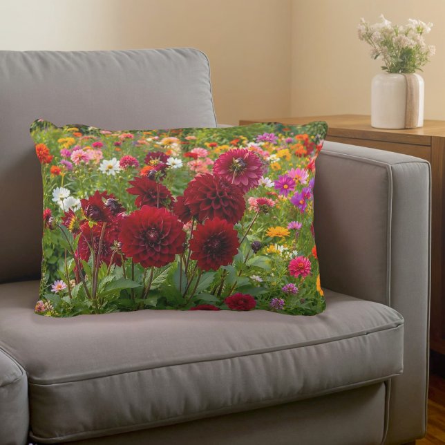 Almohada de acento de dalias de Borgoña (Accent pillow with burgundy dahlias and assorted flowers)