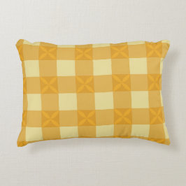 Almohada de acento de gingham amarillo y pétalos a