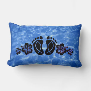 Almohada de acento de huellas en el océano azul