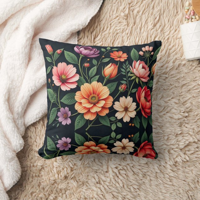 Almohada de acento de jardín florecido en negrita  (A burst of bold blooms to brighten any cozy corner.)