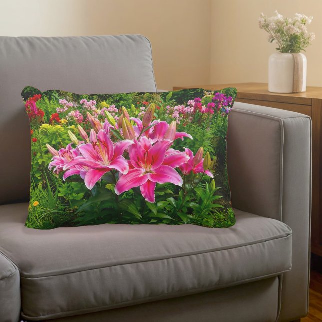 Almohada de acento de lirios rosados (Accent pillow with pink lilies)