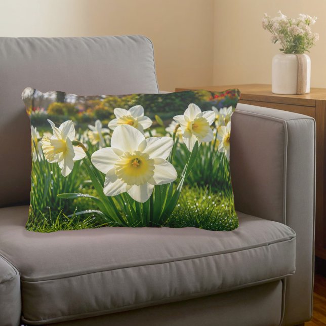 Almohada de acento de narcisos blancos (Accent pillow with white daffodils)
