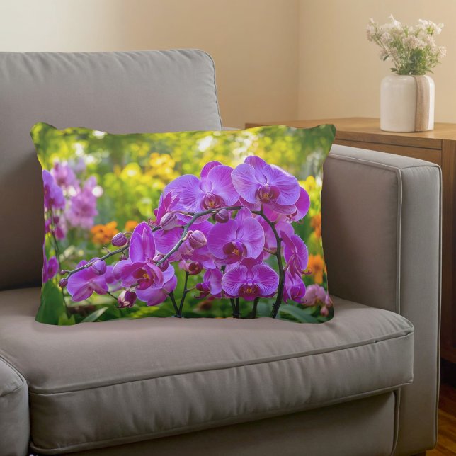 Almohada de acento de orquídeas púrpura (Accent pillow with purple orchids)
