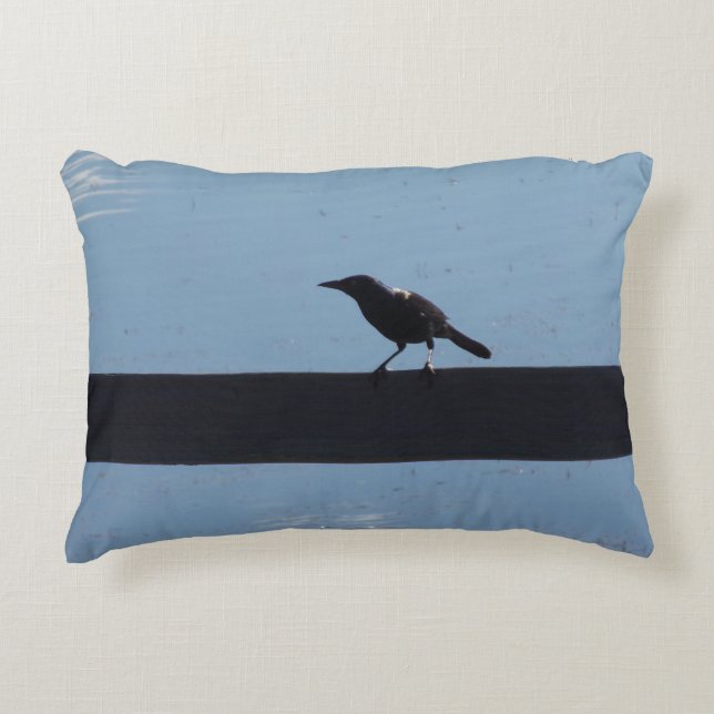 Almohada de acento de pájaro descansando junto al  (Anverso)