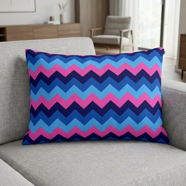 Almohada de acento de patrón de Chevron rosa azul  (Cool Blue Pink Chevron Pattern Accent Pillow on sofa couch in a living room.)