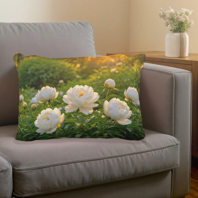 Almohada de acento de peonías blancas (Accent pillow with white peonies)