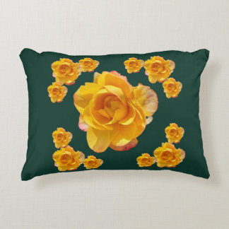 Almohada de acento de rosa amarilla dorada sobre v