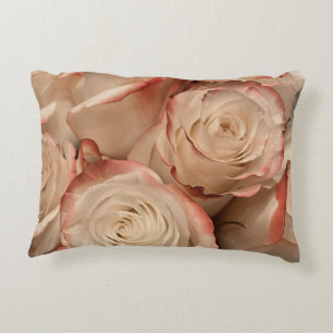 Almohada de acento de rosas con puntas rojas y cre
