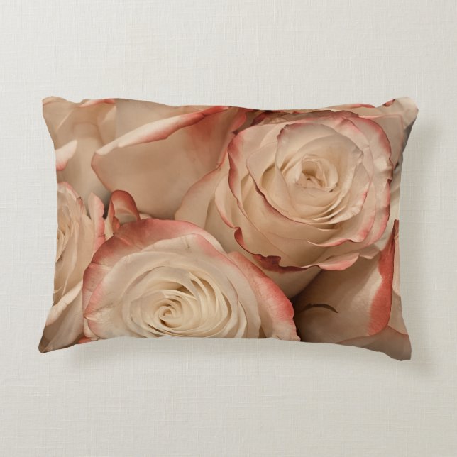 Almohada de acento de rosas con puntas rojas y cre (Reverso)