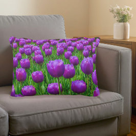 Almohada de acento de tulipanes púrpura