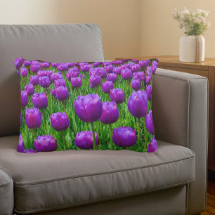 Almohada de acento de tulipanes púrpura