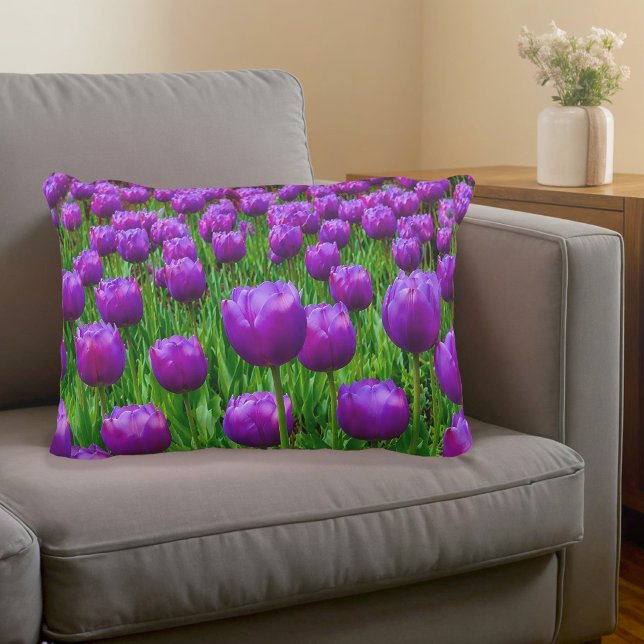 Almohada de acento de tulipanes púrpura (Accent pillow with purple tulips)