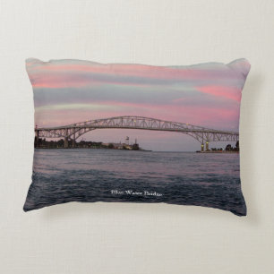 almohada de acento del puente sobre el agua azul