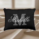 almohada de acento monograma blanco y negro person<br><div class="desc">almohada de acento monograma blanco y negro personalizado. Plantilla de tipografía de guión elegante con letra inicial de nombre vintage. Elegante cojín de decoración casera para sofá,  sofá o cama. Diseño de moda para dormitorios,  dormitorio,  salón,  etc. Color de fondo y fuente personalizado.</div>