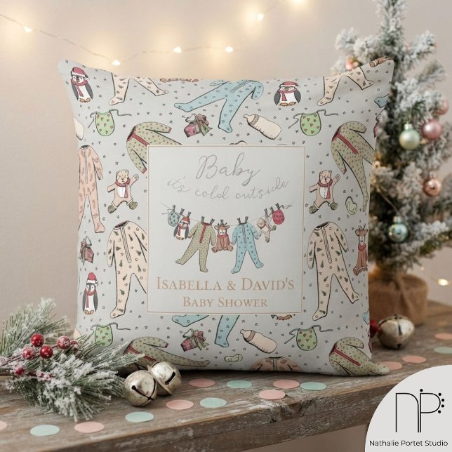 Almohada de acento para baby shower de invierno (This winter baby shower decor features hand-drawn illustrations, perfect for nursery styling.)