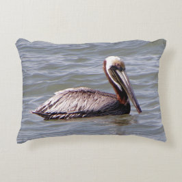 almohada de acento pelícano marrón