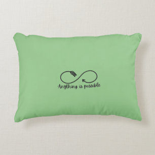 almohada de acento verde con mensaje positivo