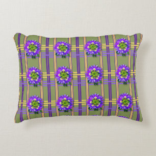 Almohada de acento verde musgo con flores púrpuras