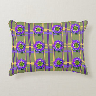 Almohada de acento verde musgo con flores púrpuras