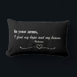 Almohada de amor con el guión "En tus brazos"<br><div class="desc">Celebra el amor y la conexión con este diseño conmovedor que presenta la cita atemporal, "En tus brazos, encuentro mi esperanza y mi cielo". La combinación de letra elegante y tipografía serif clásica, sobre un fondo negro, crea una estética romántica y serena. Un delicado corazón y floritura subrayan el mensaje,...</div>