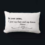 Almohada de amor con el guion "In Your Arms"<br><div class="desc">Celebra el amor y la conexión con este diseño conmovedor que presenta la cita atemporal, "En tus brazos, encuentro mi esperanza y mi cielo". La combinación de letra elegante y tipografía serif clásica, sobre un fondo negro, crea una estética romántica y serena. Un delicado corazón y florituras subrayan el mensaje,...</div>