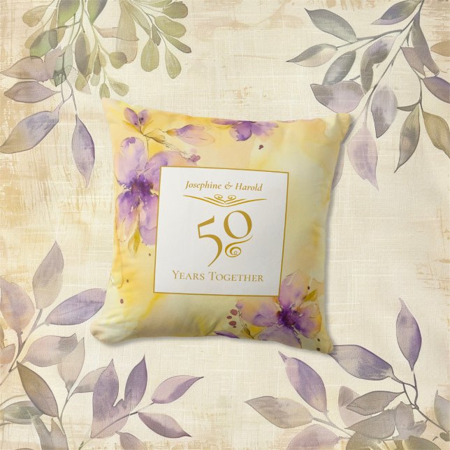 Almohada de aniversario de bodas de oro Violets Go (Violets gold 50th Wedding Anniversary pillow)