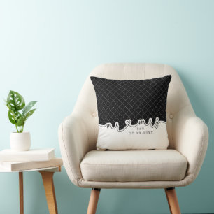 Almohada de boda negra y blanca con guión de coraz